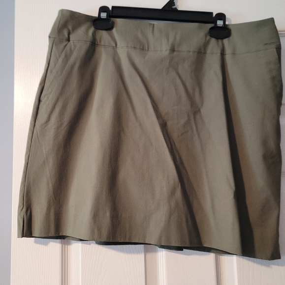 S.C. & CO. Skort khaki stretch size 16. 19" lgth 2 side pockets w/ tummy control - Picture 2 of 6